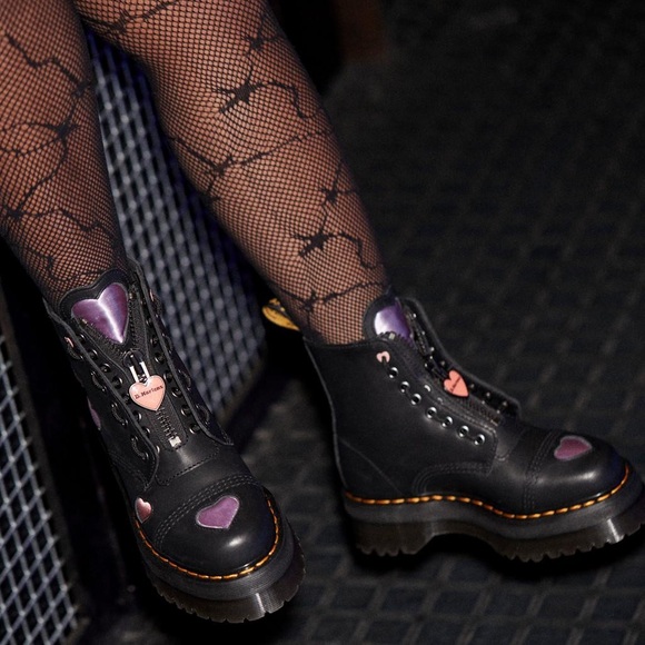 Worn Once Women DR MARTENS Sinclair black Leather hearts platform boots Sz 9 - Picture 3 of 11